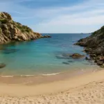 Calette sarde fuori stagione: il momento giusto per trovarle quasi deserte