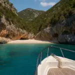 Spiagge sarde accessibili in barca: le insenature che non compaiono sulle mappe turistiche
